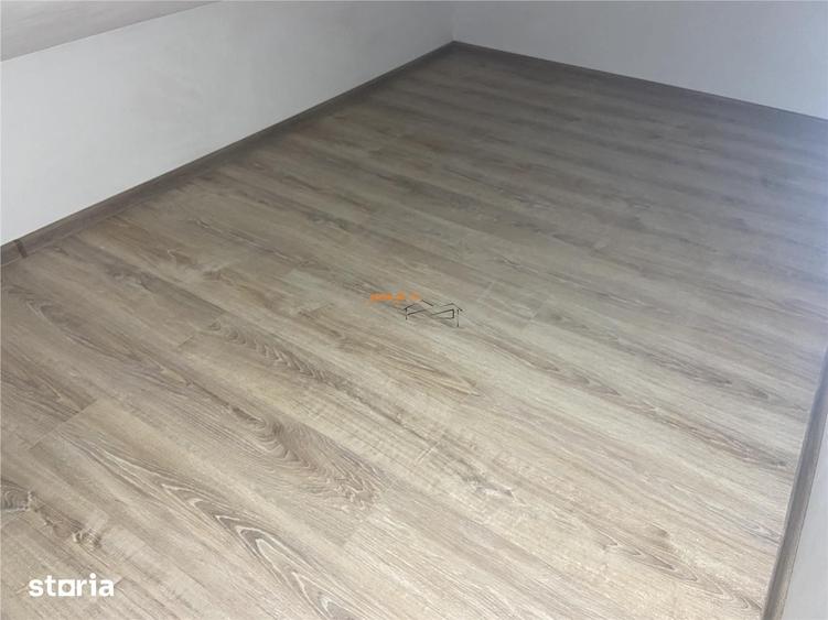 Casă cu 6 camere cu Teren 373 Mp în Golești