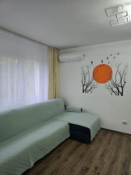 Apartament cu 3 camere semidecomandat în Podu Roș