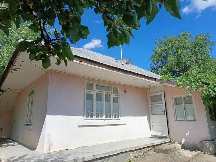 Casă cu 4 camere cu Teren 1500 Mp în Brătulești