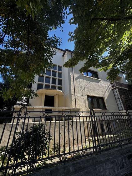 Apartament cu 6 camere semidecomandat în Capitale