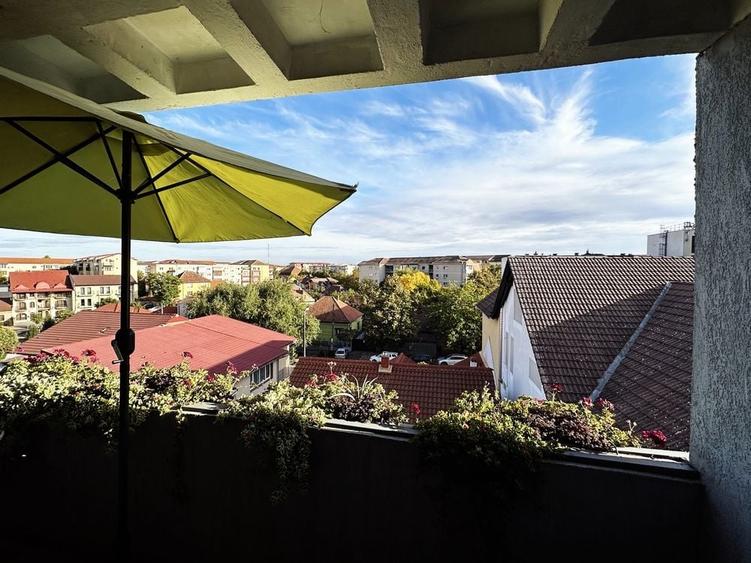 Apartament cu 3 camere decomandat în Girocului