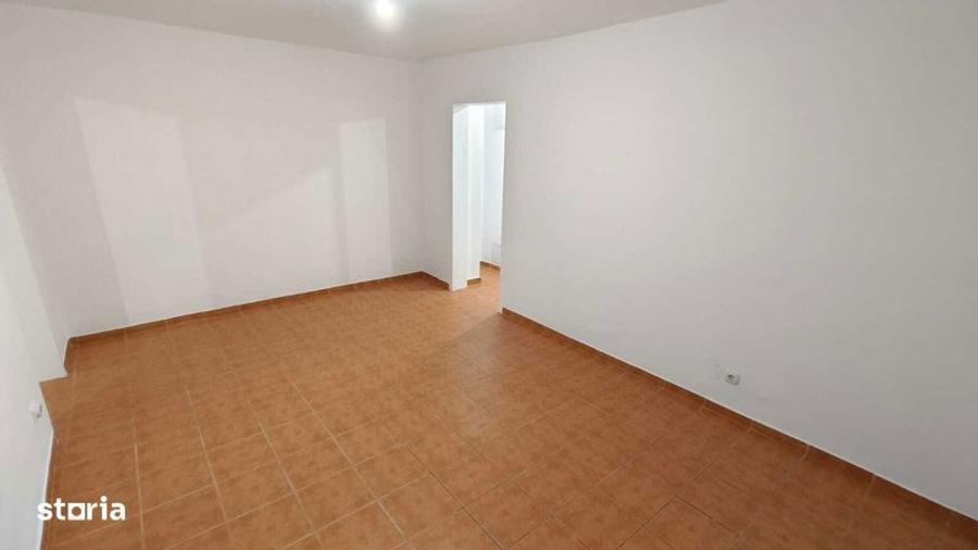 Apartament cu 4 camere semidecomandat în Turda