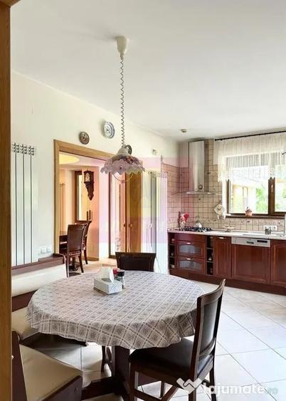 Casă cu 10 camere cu Teren 1700 Mp în Sud