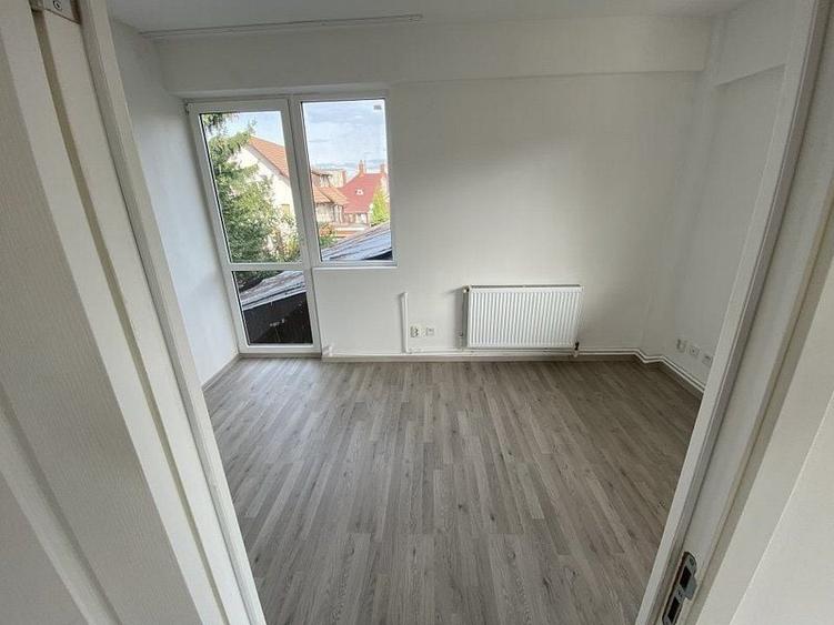 Casă individuală cu 6 camere cu Canalizare în Blumăna