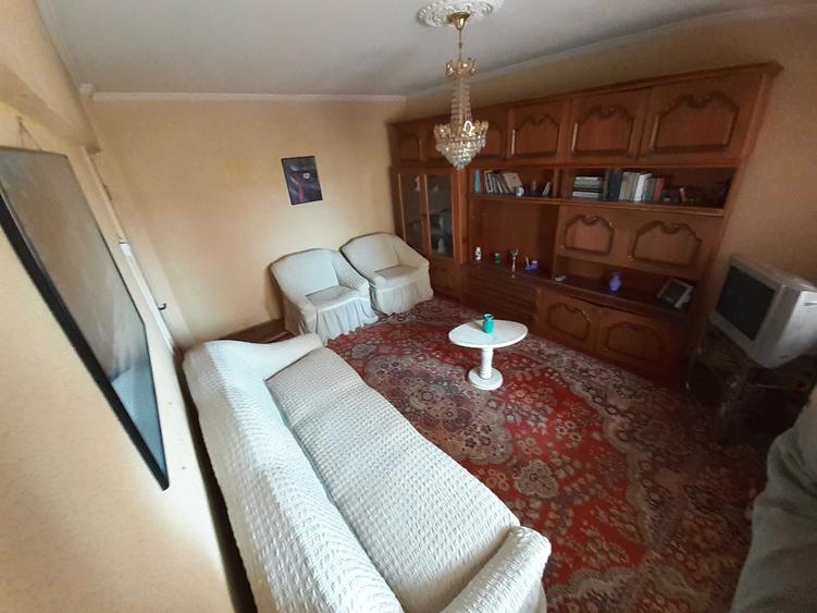 Apartament cu 4 camere decomandat în Trivale