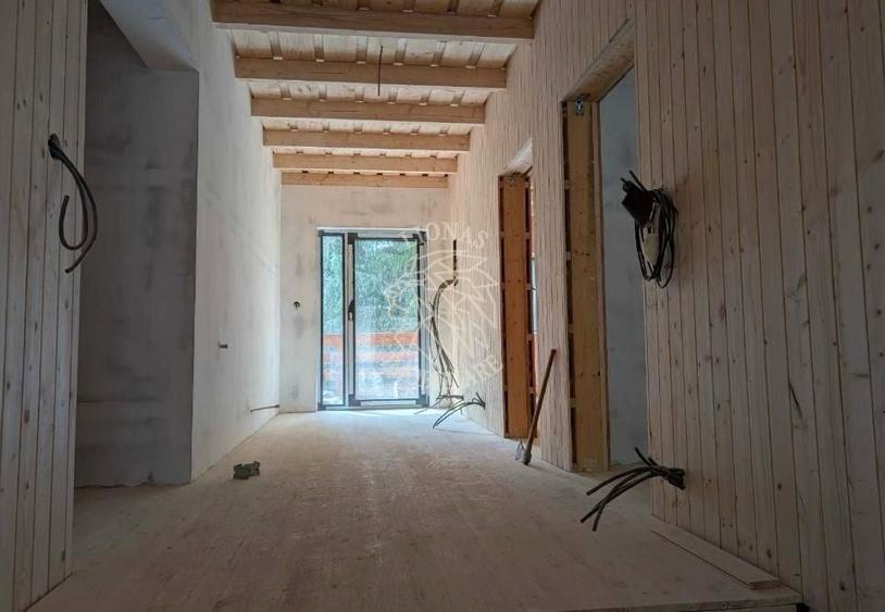 Casă individuală cu 8 camere cu Canalizare în Colibița