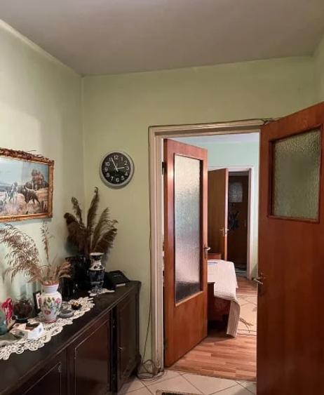 Apartament cu 3 camere semidecomandat în Brâncoveanu