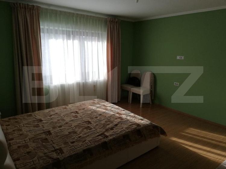 Casă individuală cu 8 camere cu Canalizare în Cristian