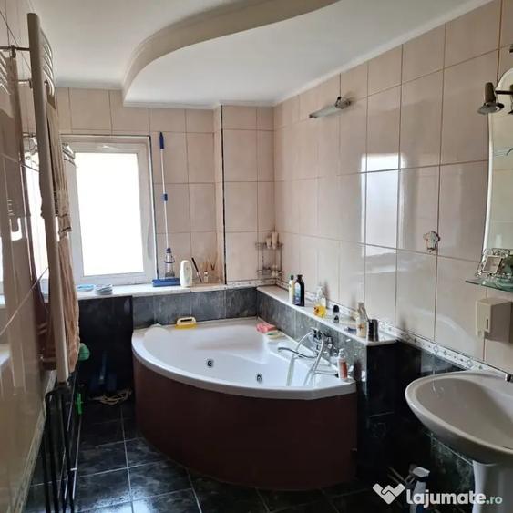 Apartament cu 4 camere decomandat în Găvana