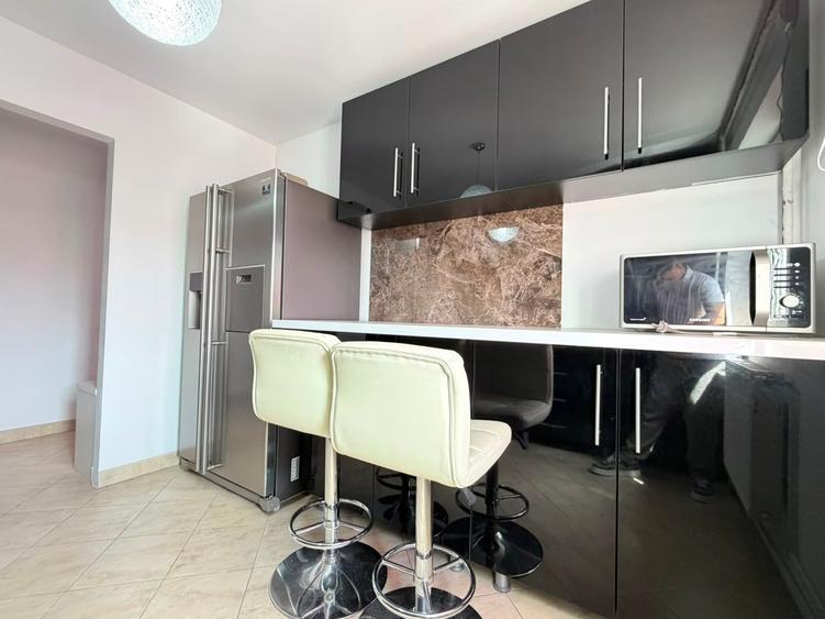 Apartament cu 3 camere decomandat în Girocului