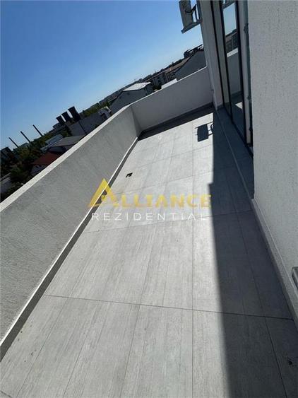Penthouse cu 3 camere decomandat în Apărătorii Patriei