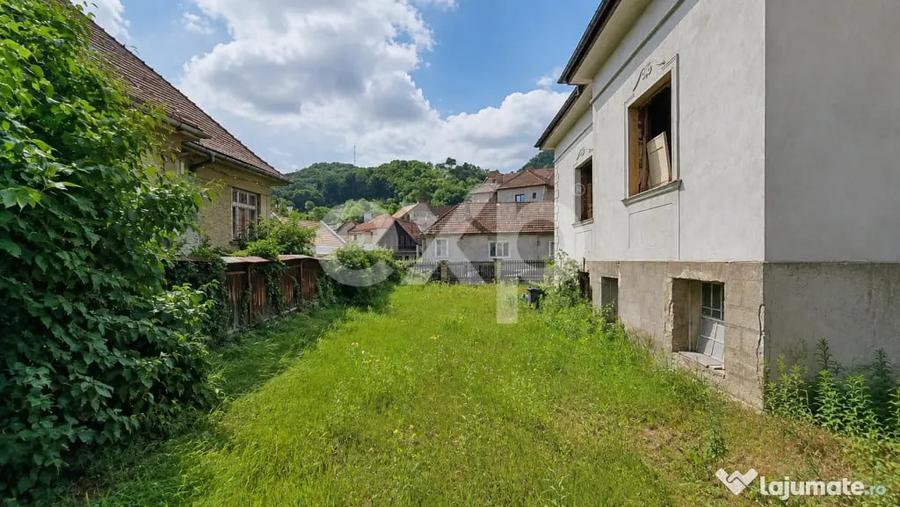 Casă cu 7 camere cu Teren 1048 Mp în Central