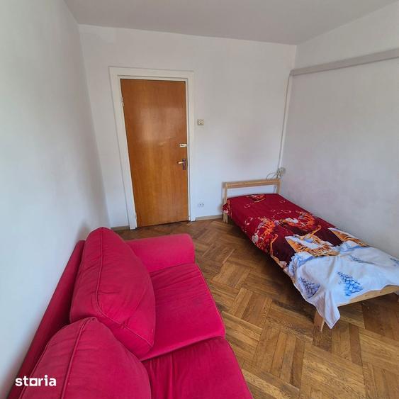 Apartament cu 3 camere decomandat în Tei