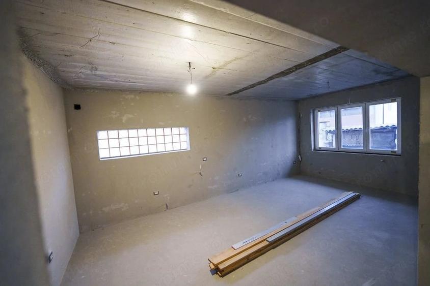 Casă cu 8 camere cu Teren 265 Mp în Romanești