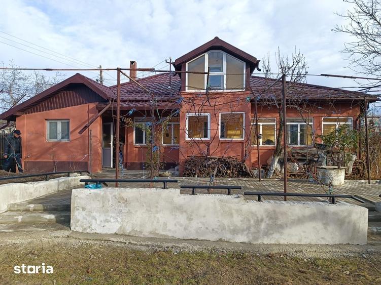 Casă cu 3 camere semidecomandat cu Teren 1500 Mp în Românești