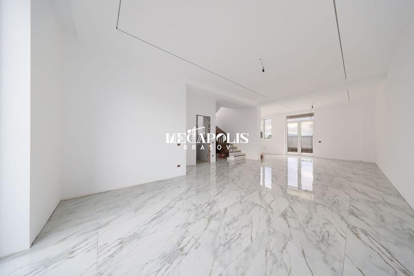 Duplex cu 4 camere cu Canalizare în Sânpetru