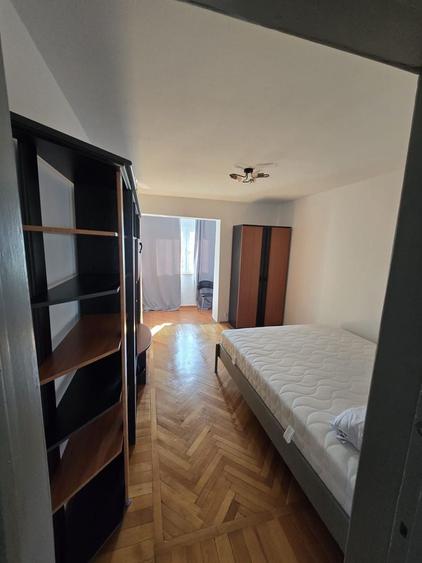 Apartament cu 3 camere semidecomandat în Dristor