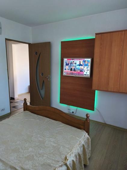 Apartament cu 2 camere semidecomandat în Craiovița Nouă