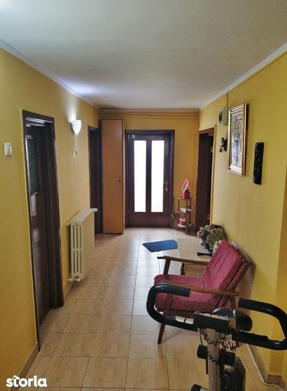 Km 4-5 - Casa renovata, situata in centrul cartierului - 2