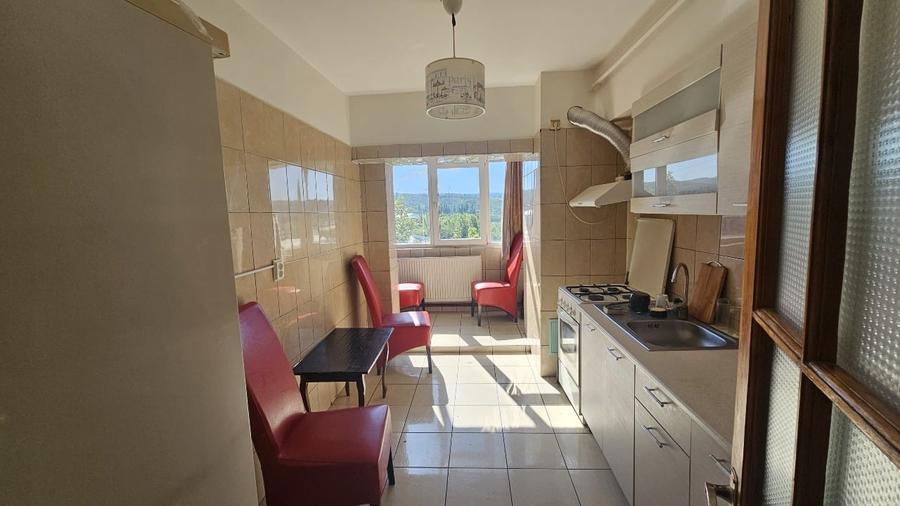 Apartament cu 3 camere decomandat, mobilat în Baza 3