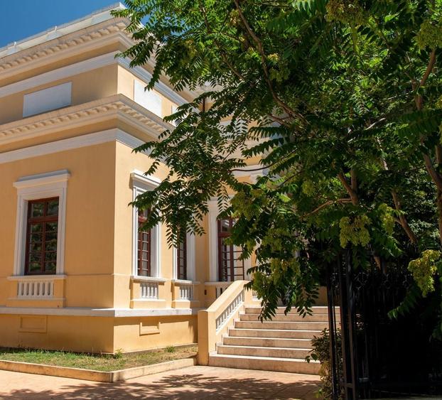 Casă individuală cu 13 camere cu Canalizare în Dacia