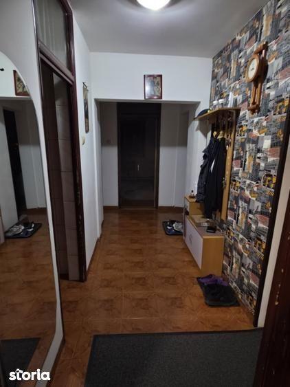Apartament cu 4 camere decomandat, mobilat în Rahova