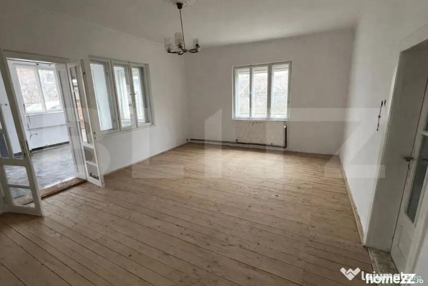 Casă cu 6 camere cu Teren 644 Mp în Central