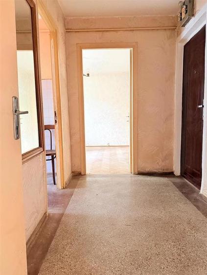 Apartament cu 3 camere semidecomandat în Podu Roș