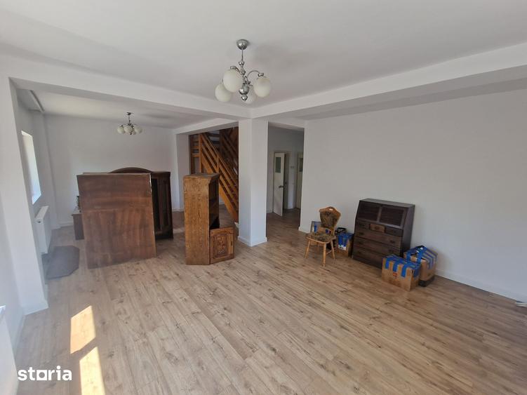 Casă cu 5 camere cu Teren 700 Mp în Ghioșești