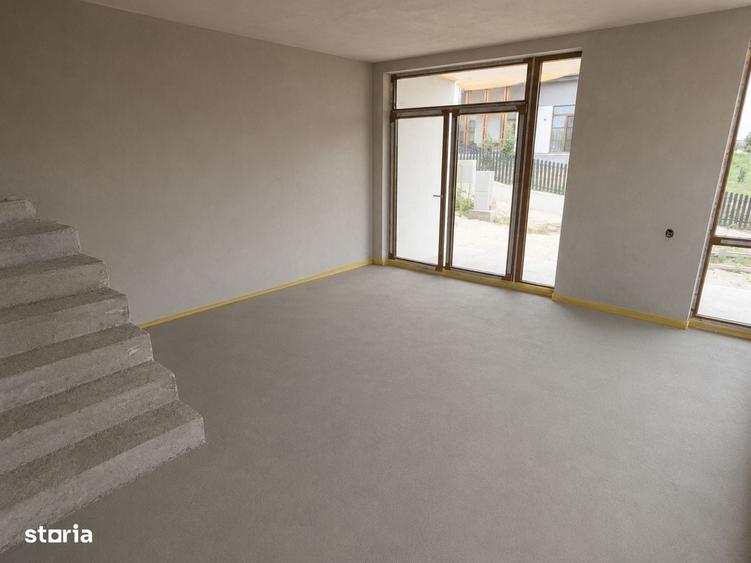 Casă cu 4 camere în Jucu