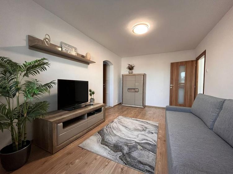 Apartament cu 3 camere semidecomandat în Miorița