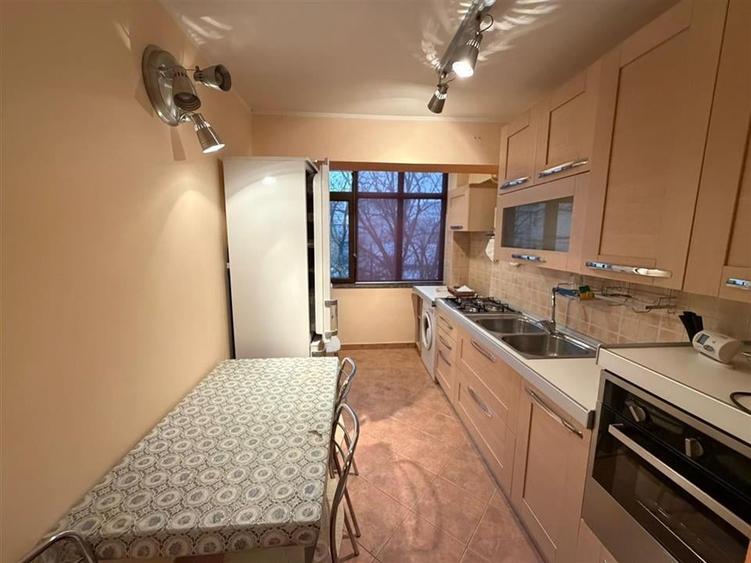 Apartament cu 3 camere decomandat, mobilat în Central