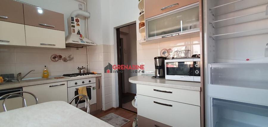 Apartament cu 2 camere decomandat în Tractorul