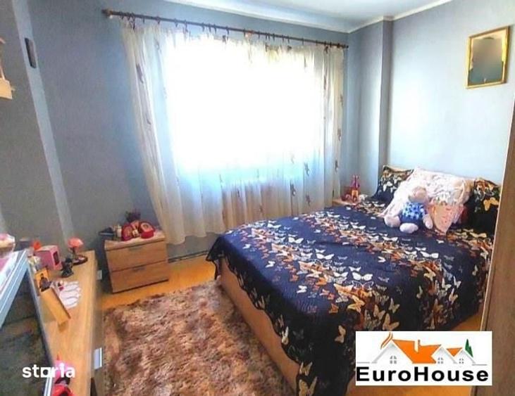 Apartament cu 4 camere decomandat în Cetate