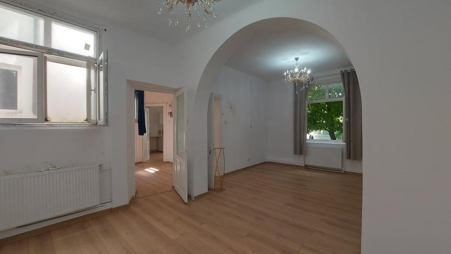 Apartament cu 4 camere semidecomandat în Tineretului