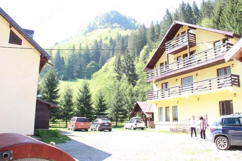 Casă cu 21 camere cu Teren 4050 Mp în Sătic