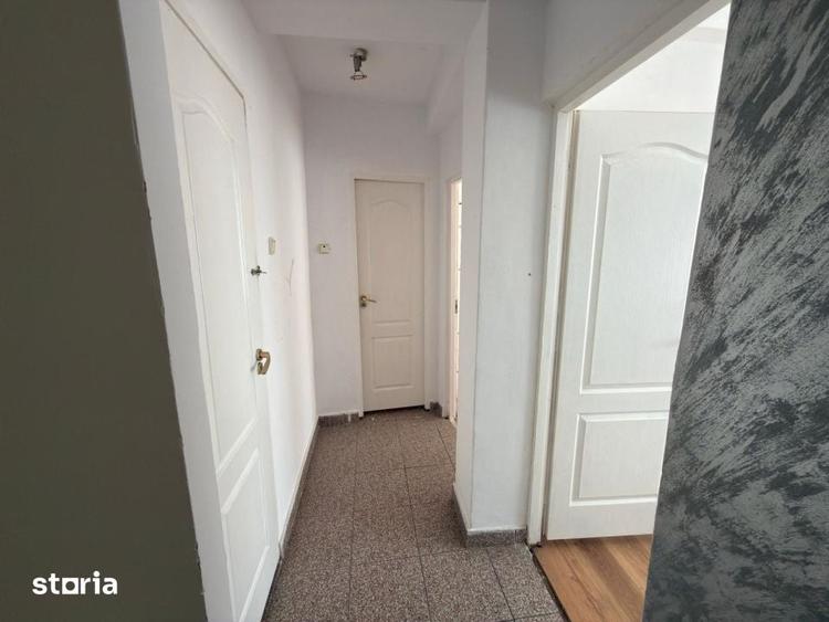 Apartament cu 3 camere semidecomandat în Democrației