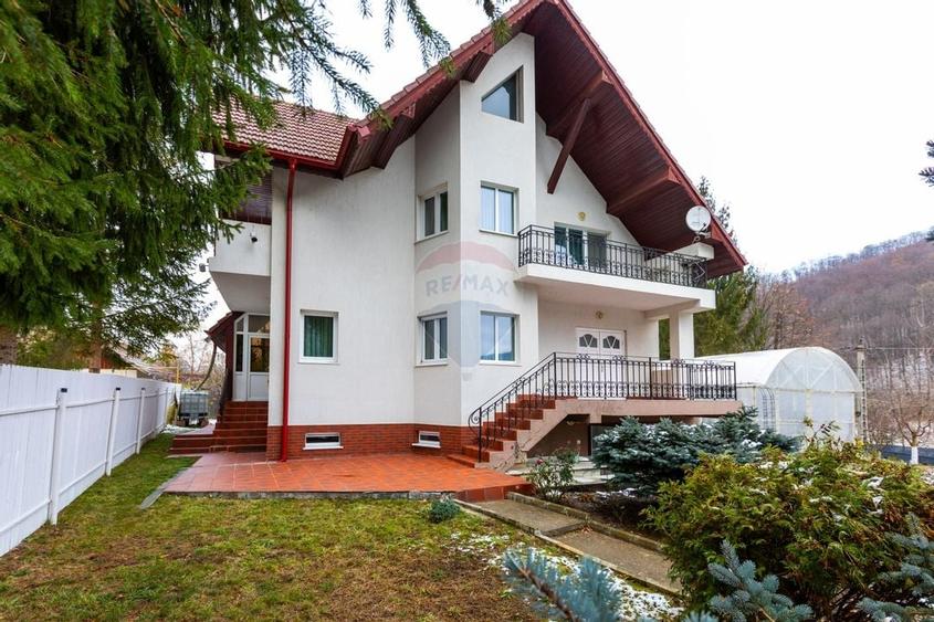 Casă individuală cu 5 camere cu Garaj în Luncani