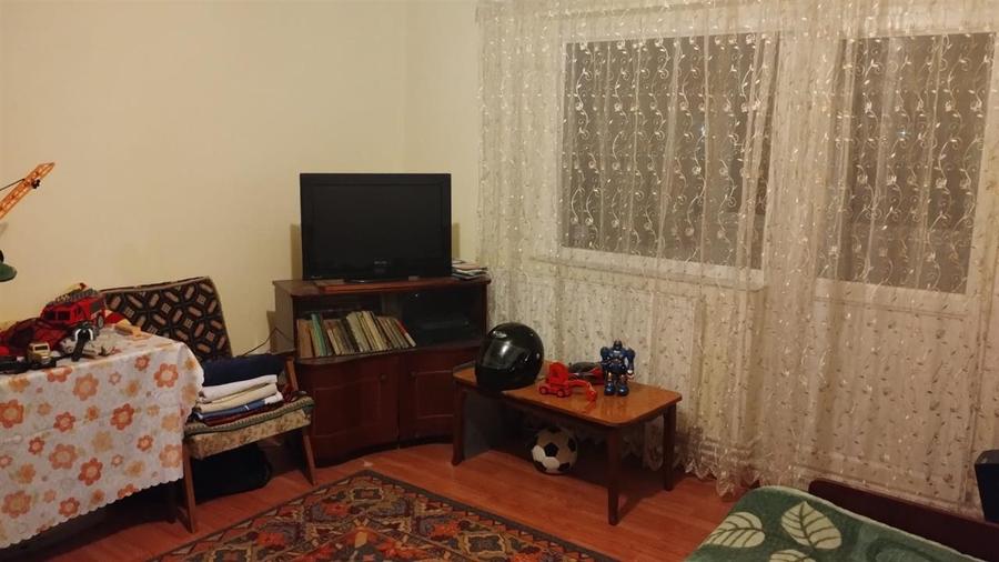 Apartament cu 2 camere semidecomandat, mobilat în Broșteni