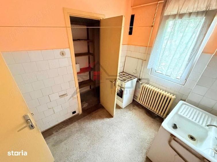 Apartament cu 3 camere semidecomandat în Podu Roș