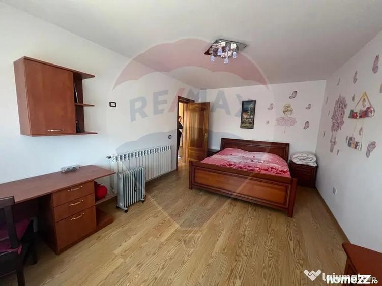 Casă cu 5 camere cu Teren 679 Mp în Central