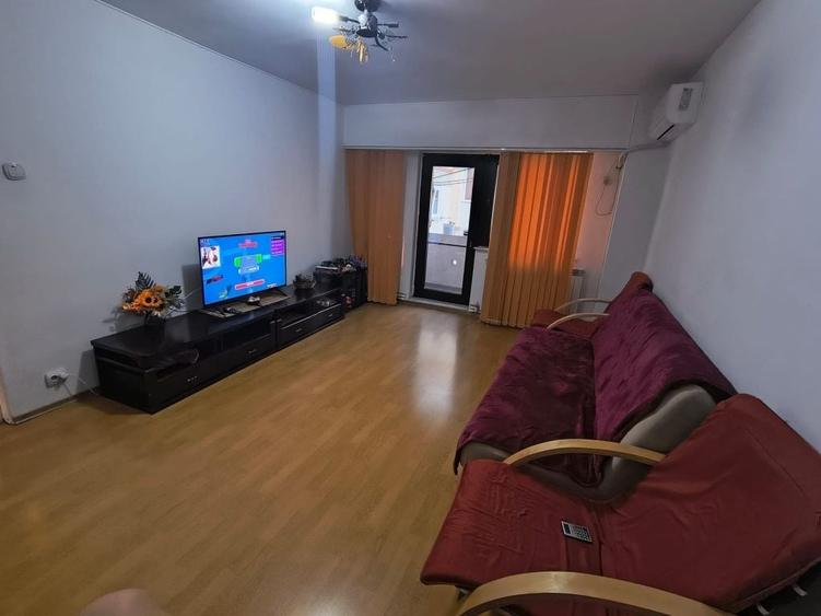 Apartament cu 4 camere decomandat în Trocadero
