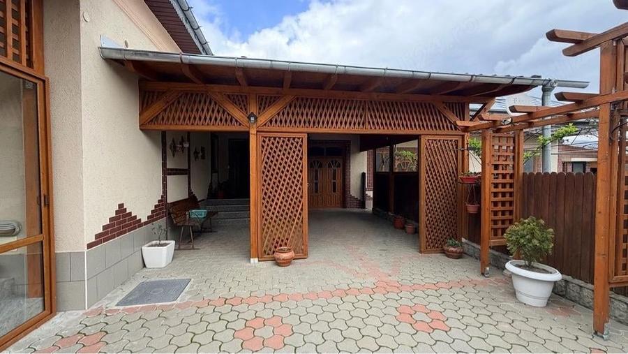 Casă cu 6 camere cu Teren 1707 Mp în Sihlea