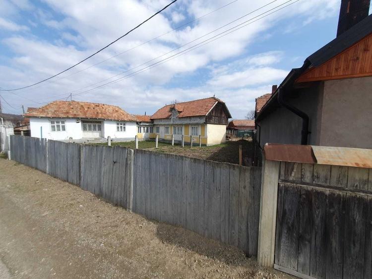 Casă cu 4 camere în Cașin