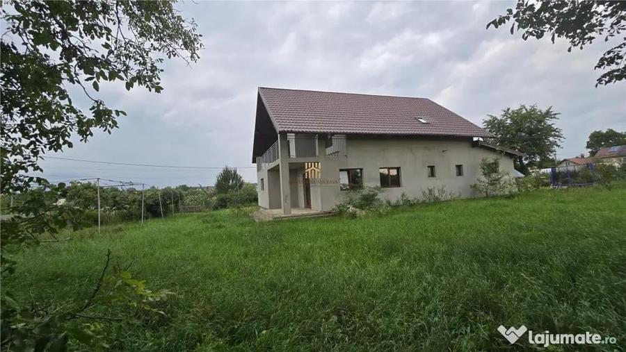 Casă cu 5 camere cu Teren 1483 Mp în Mitocu Dragomirnei