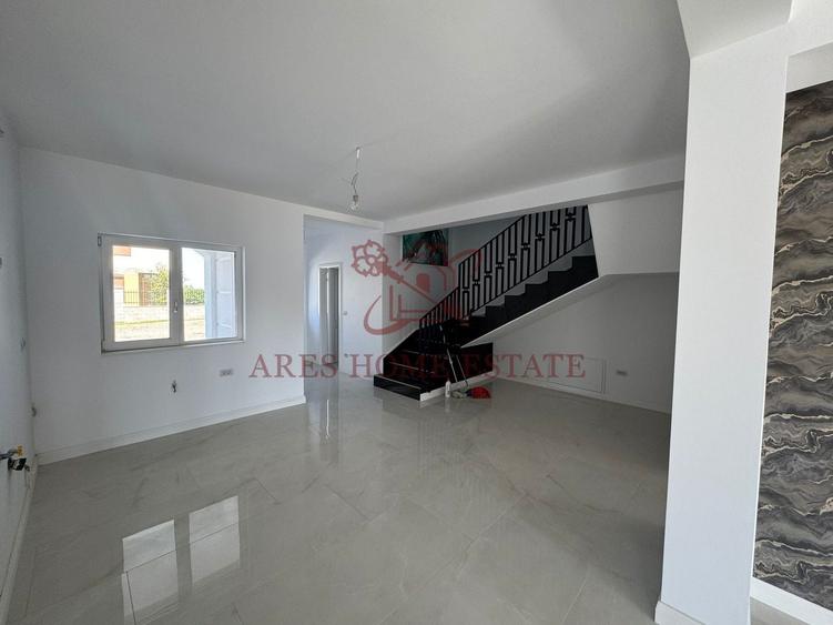 Duplex cu 5 camere cu Canalizare în Dumbrăvița