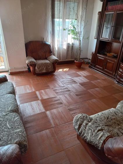 Apartament cu 3 camere decomandat în Exterior Vest