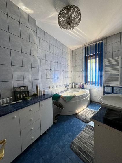 Casă individuală cu 10 camere cu Canalizare în 1 Mai