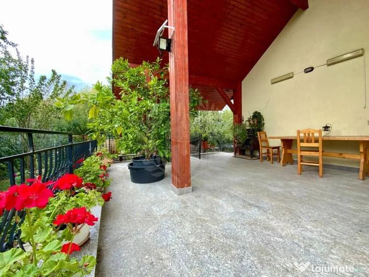 Casă cu 5 camere cu Teren 2000 Mp în Central