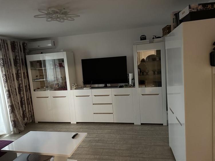 Apartament cu 3 camere decomandat în Exterior Vest